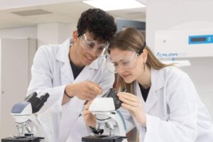 Cicles formatius una opció de futur amb múltiples sortides professionals (1) Cicles formatius: una opció de futur amb múltiples sortides professionals
